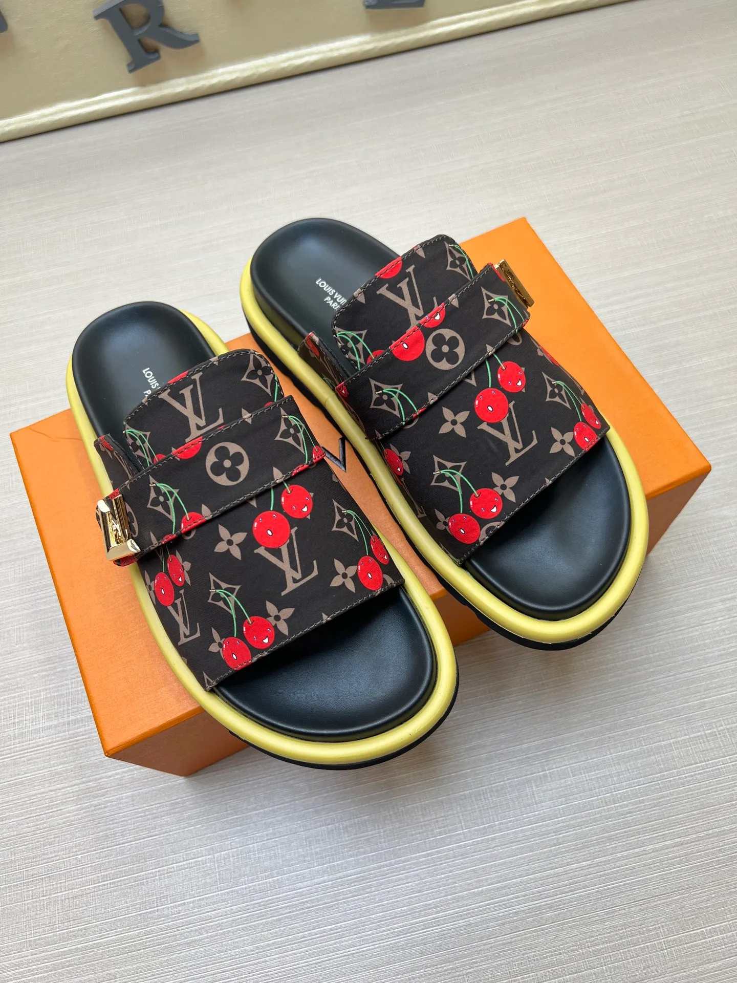 Factory price: 360💰【LOUIS VUITTON】Louis Vuitton, LV printing, men's and women's slippers are on the market, drawer box packaging with cloth bag, card, the upper pattern looks very soft and waxy, super versatile leg slimming artifact. Fabric: imported denim/canvas/old fabric, LV hardware LOGO, official website pattern printing, comfortable to wear, foot pads: high elastic men's shoes💰U water table. Sole: foam sole, heel height: about 5cm. Code number: 35-46, 35, 45, 46 are custom-made and non-returnable. Color: multiple colors and styles available.